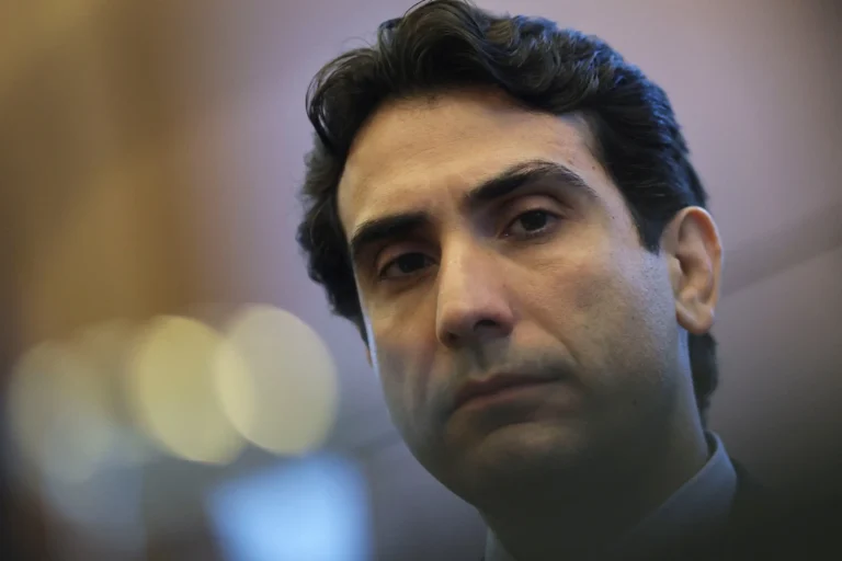 Galípolo na FEA-USP: Alunos protestam contra Selic a 14,75% com faixa “Juros altos é roubo”