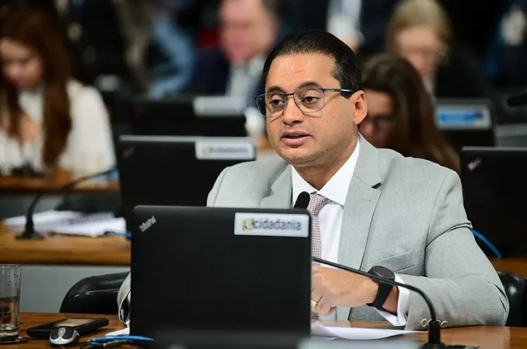 Relator no Senado dá parecer favorável a Jorge Messias, indicado por Lula para o STF, após análise minuciosa de requisitos