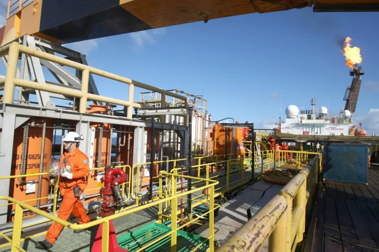 Guerra no Oriente Médio pode inflar preços no Brasil em 1% e ameaçar ganhos do petróleo