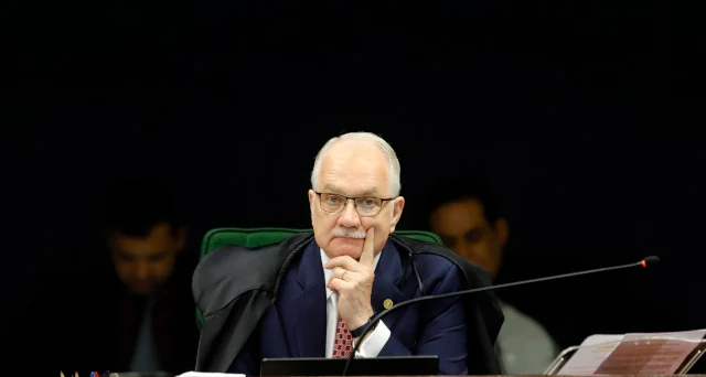 Fachin alerta: Juiz agindo como político disfarçado causa perda de confiança pública e abala democracia