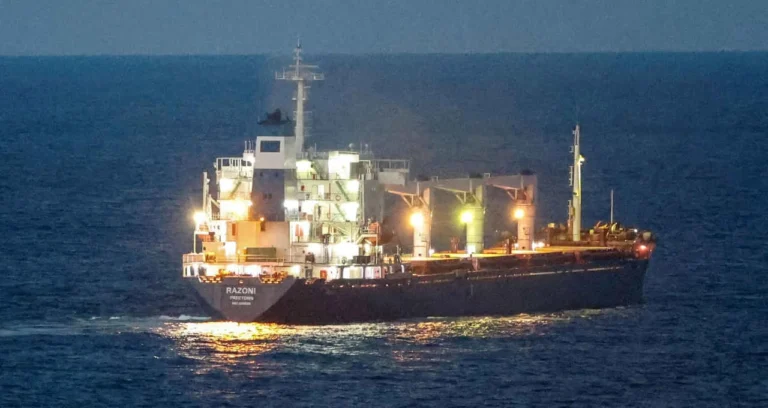 Tensão no Estreito de Ormuz: Lanchas do Irã Disparam Contra Petroleiro em Meio a Novas Restrições Marítimas