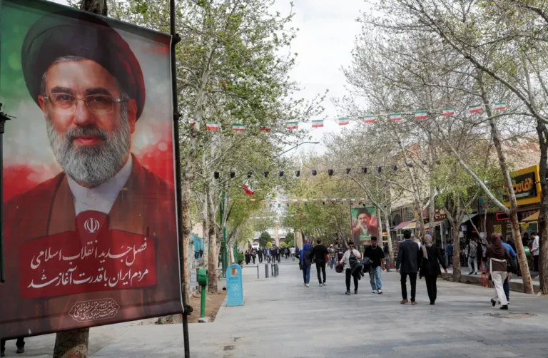 Irã condiciona abertura do Estreito de Ormuz ao fim do bloqueio portuário dos EUA, complicando a paz global