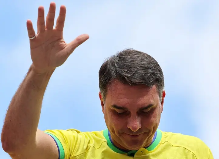 Esposa de Flávio Bolsonaro o define como “moderado” e diz tê-lo “reeducado” em vídeo de campanha