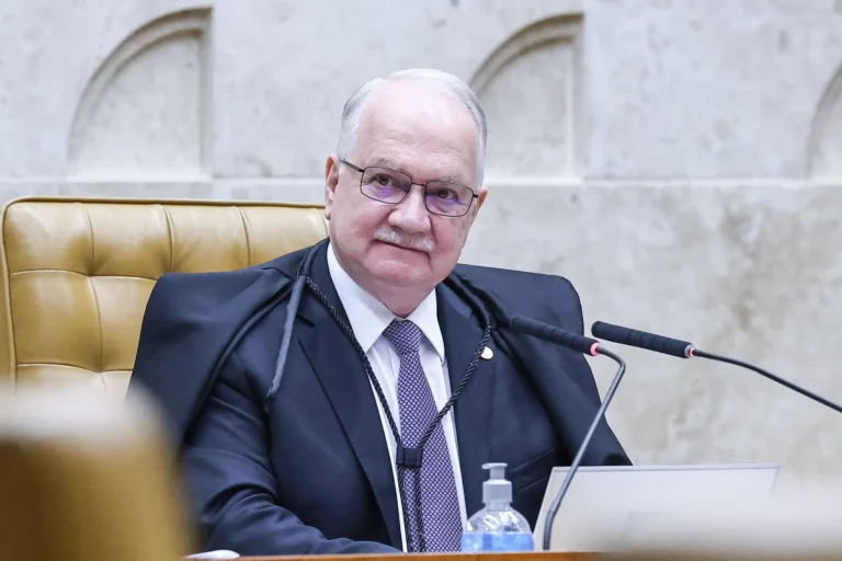 Fachin elogia artigo de Dino sobre reforma do Judiciário e defende debate, mas ignora críticas veladas de colegas