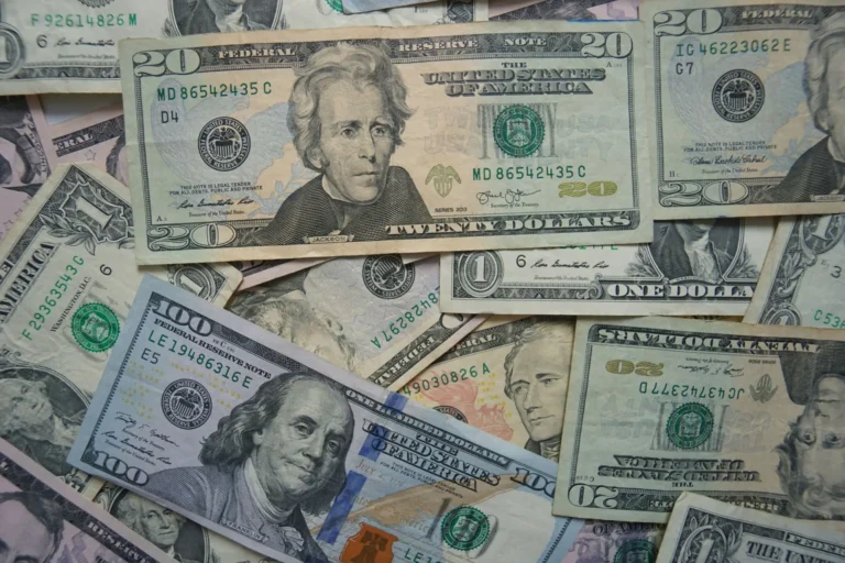 Dólar recua para R$ 4,94, desafiando aversão a risco global e tensões no Oriente Médio
