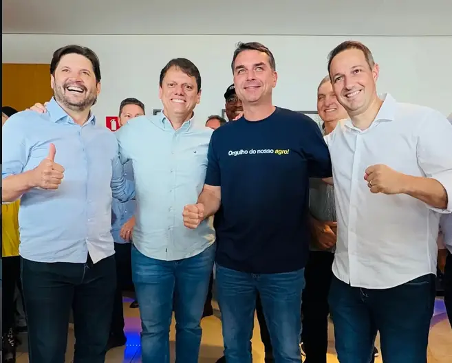 Flávio Bolsonaro: “Tarcísio será presidente um dia” e Agro é tratado como “lixo” pelo governo Lula