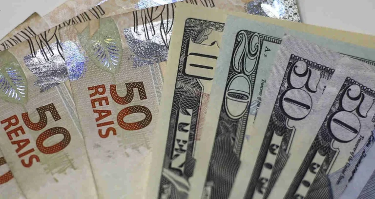 Banco Central Inicia Leilões de Rolagem de Swaps Cambiais em Maio, Impactando o Mercado Futuro de Dólar