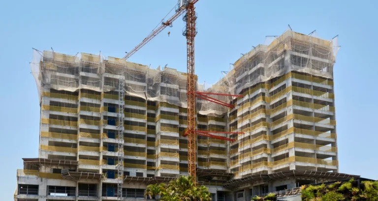 Juros Altos e Insumos Caros Afundam Construção Civil em 2026: CNI Alerta para Dificuldade de Crédito e Queda nas Margens de Lucro
