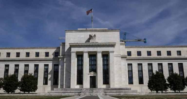 Fed Divide: Juros Altos por Mais Tempo nos EUA? Economistas Alertam para Cautela e Impacto Global