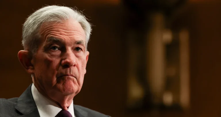 Powell Sinaliza Fim do Ciclo de Alta de Juros do Fed, Mas Alerta: Inflação Ainda é Desafio e Fed Cauteloso