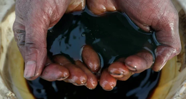 Petróleo Brent Dispara para Máxima de 4 Anos com Guerra EUA-Irã, Preços de Combustível em Risco Global