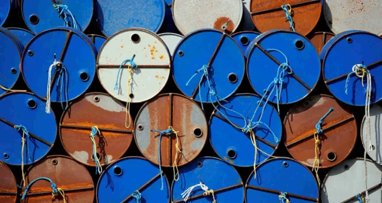 Petróleo em Montanha-Russa: Irã Propõe Paz, Mas Negociações com EUA Esfriam e Brent Dispara 9% na Semana