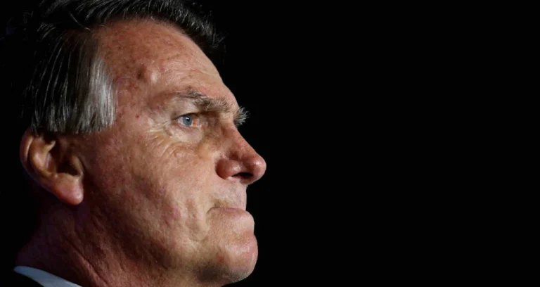 Cirurgia de Bolsonaro no ombro direito é concluída com sucesso; ex-presidente permanece em observação clínica em hospital de Brasília
