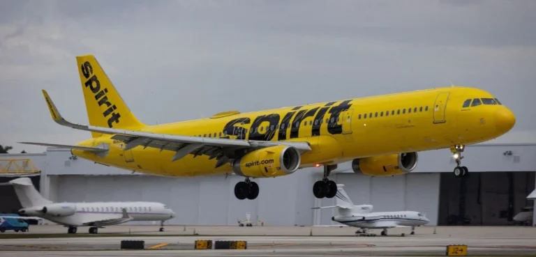 Spirit Airlines Fecha as Portas nos EUA: Primeira Vítima Aérea da Guerra no Irã e Falha em Plano de Resgate de Trump