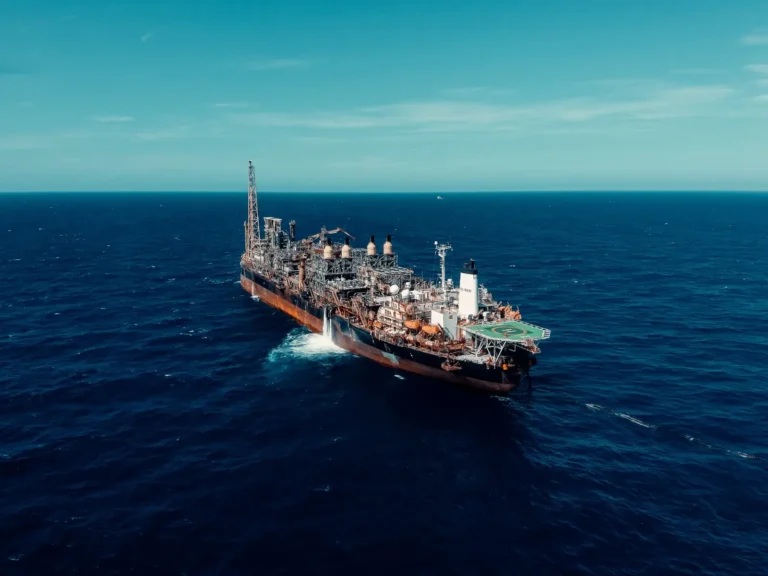 PRIO, Brava ou PetroReconcavo: Qual Petroleira Independente Se Destacará no 1T26 com a Alta do Petróleo?