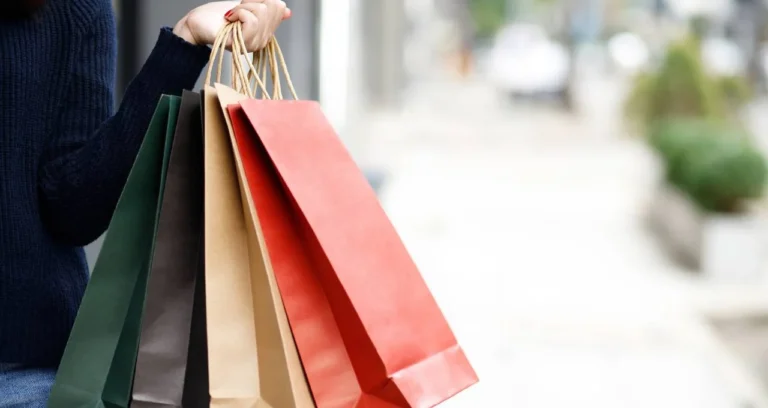 Lucro da Azzas (AZZA3) despenca 45,7% no 1º tri: Entenda o motivo da queda e o impacto nas marcas Arezzo e Hering