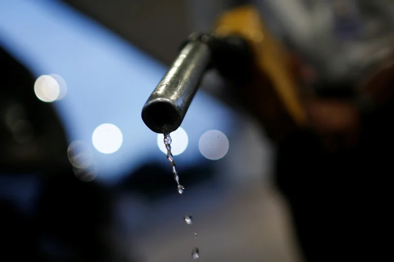 EUA consideram suspender imposto federal sobre gasolina para frear alta nos preços dos combustíveis, diz secretário de Energia