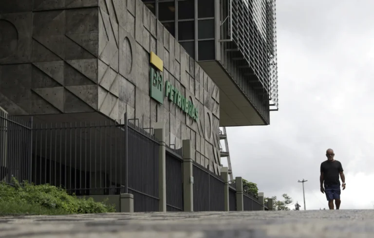 Balanço da Petrobras, Inflação na China e Dólar Abaixo de R$ 4,90: O Que Move o Mercado Nesta Segunda-feira