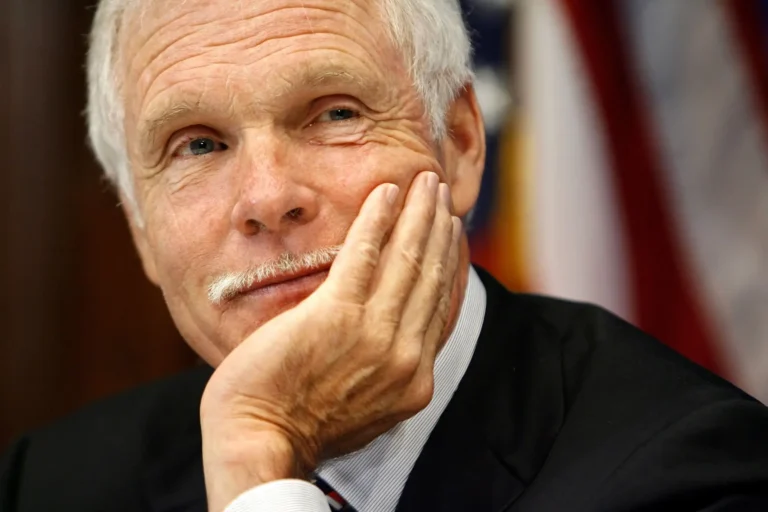 Ted Turner Revela: “Perdi mais dinheiro do que qualquer pessoa na história do capitalismo!”