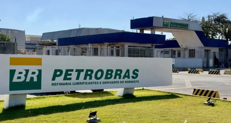 Petrobras (PETR4): ADRs oscilam em NY apesar de R$ 9 bilhões em JCP e alta do petróleo com conflito no Oriente Médio