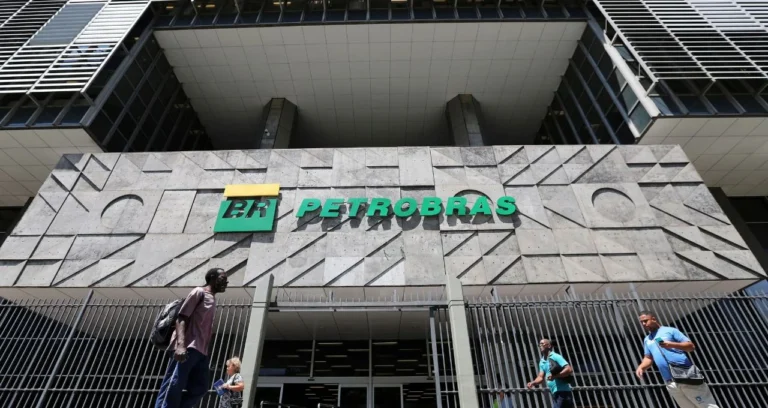 Petrobras Anuncia JCP de R$ 9 Bilhões: Ibovespa em Dólar Cai com IPCA em Vista e Tensão Global