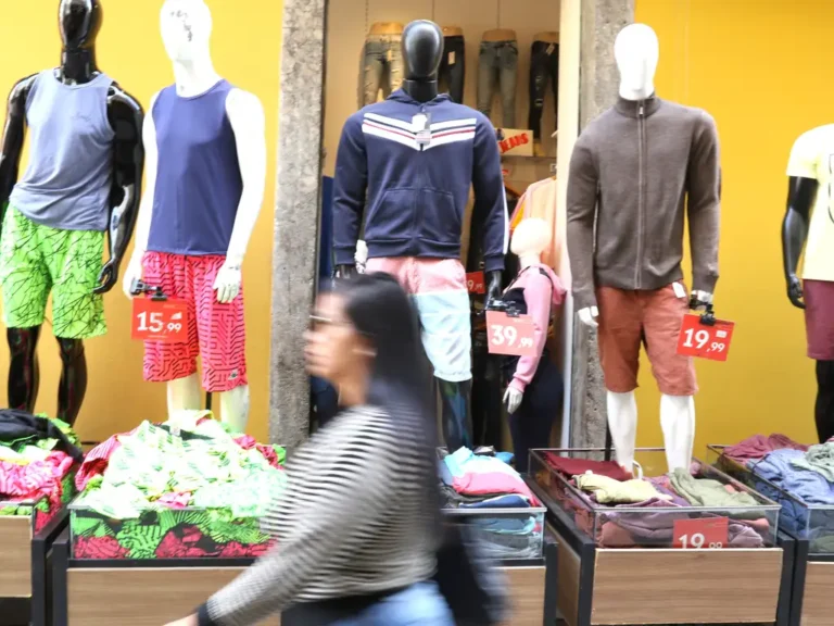 Varejo Brasileiro sob Atenção: Vendas em Março, Balanços e Impacto da ‘Taxa das Blusinhas’ Agitam Mercados