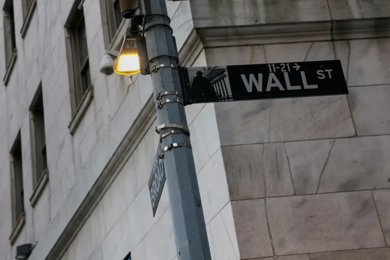 Futuros da Nasdaq disparam com ações de tecnologia em alta, enquanto Dow Jones recua antes de dados cruciais de inflação e tensões globais