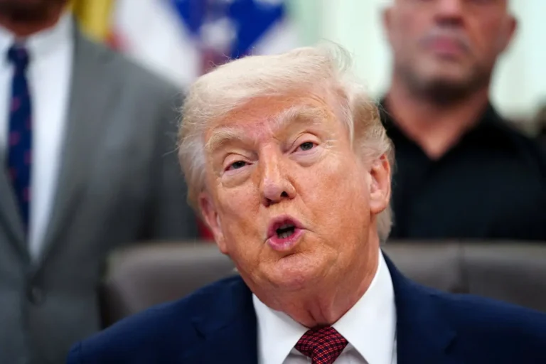 Decreto de Trump sobre Voto pelo Correio Enfrenta Desafio Judicial: Democratas Alegam Privar Milhões de Eleitores Qualificados