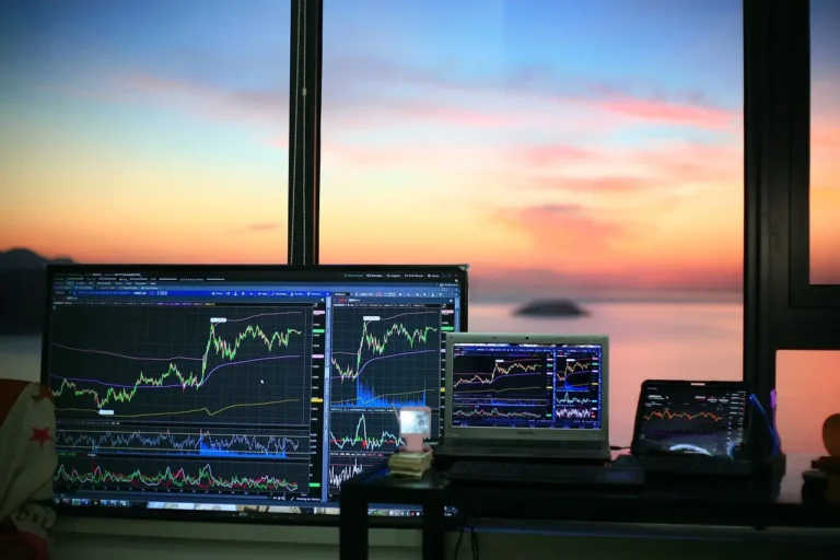 Serviços no Brasil, Indústria nos EUA e Pesquisa Datafolha: O Que Agita o Mercado Nesta Sexta-feira
