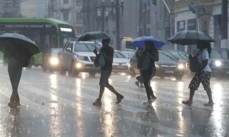 Alerta Defesa Civil SP: Temporais e Frio Chegam com Força! Previsão do Tempo para Todo o Brasil