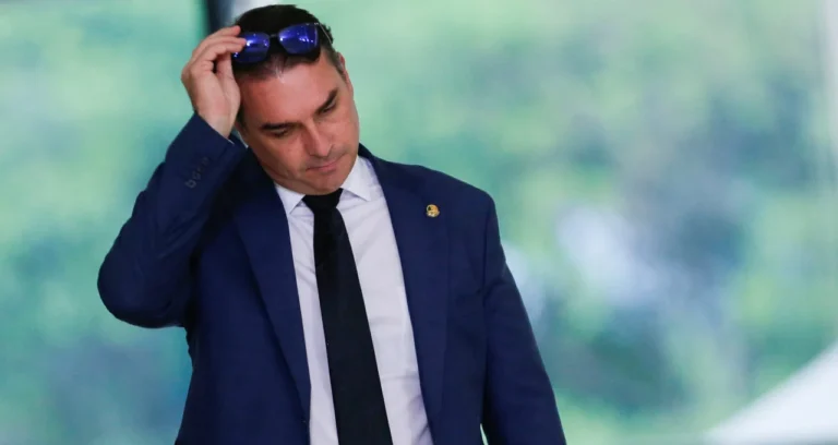Flávio Bolsonaro Ignora Vazamentos e Afirma: ‘Não Vou Desistir da Presidência, Tenho Sangue de Bolsonaro’