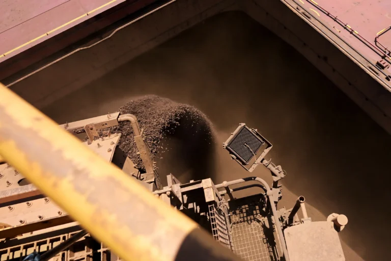 Minério de Ferro em Queda Semanal: Oferta Cresce e Demanda Sazonal Preocupa Mercado Global