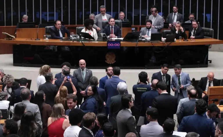 Câmara Enterra Proposta da Jornada 4×3: Governo Garante Preferência pela Escala 5×2 em Votação Decisiva
