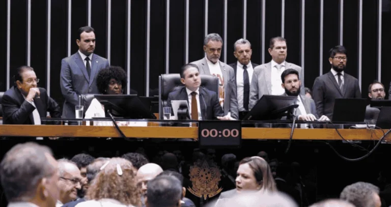 Fim da Escala 6×1: Câmara Aprova Jornada de 40 Horas Semanais com Dois Dias de Descanso, Impacto em Carreiras e Salários