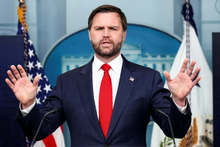 Vice dos EUA: Difícil prever se Trump assinará acordo nuclear com o Irã; foco em atrasar programa