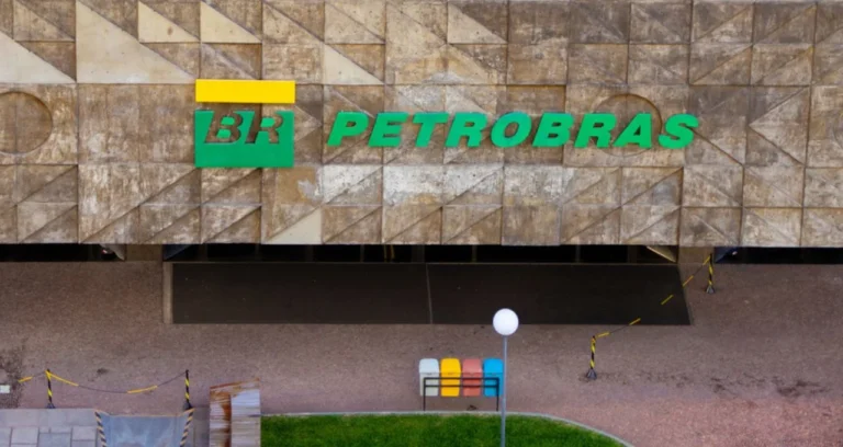 Petrobras (PETR4): Aumento na Gasolina Traz Alívio? Analistas Revelam Impacto Positivo e Preço-Alvo para Ações