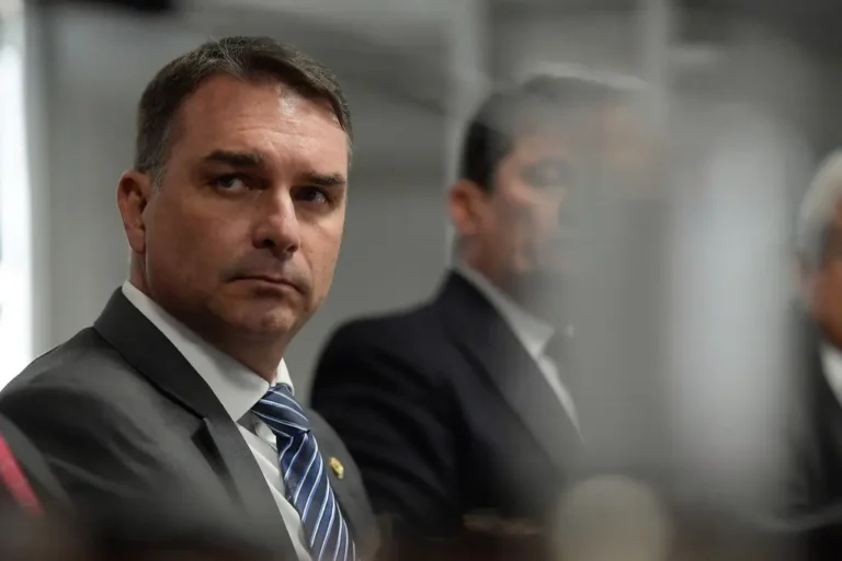 Flávio Bolsonaro acusa Lula de “terrorismo” por declaração sobre PIX e possível impacto de ação dos EUA contra PCC e CV