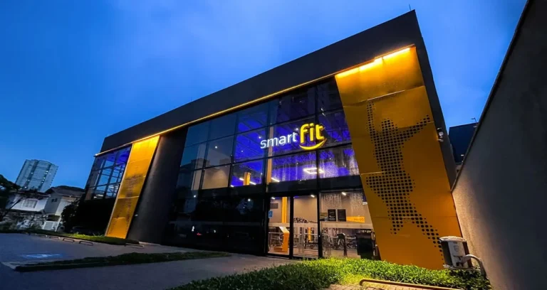 Smart Fit (SMFT3): Itaú BBA prevê alta de 91% e destaca potencial oculto do TotalPass, ação em mínima histórica