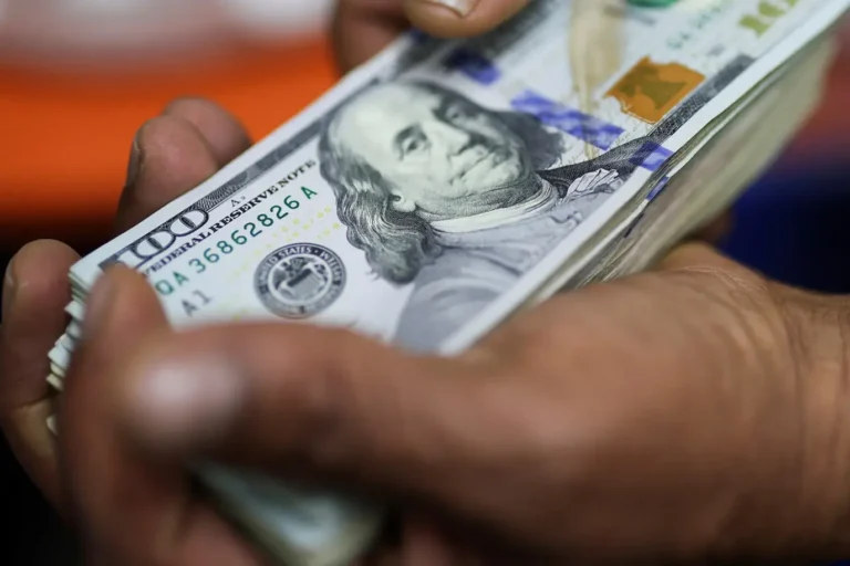 Dólar Dispara Rumo a R$ 5,15 Após Dados de Emprego nos EUA Surpreenderem; Fed Mantém Juros em Alta?