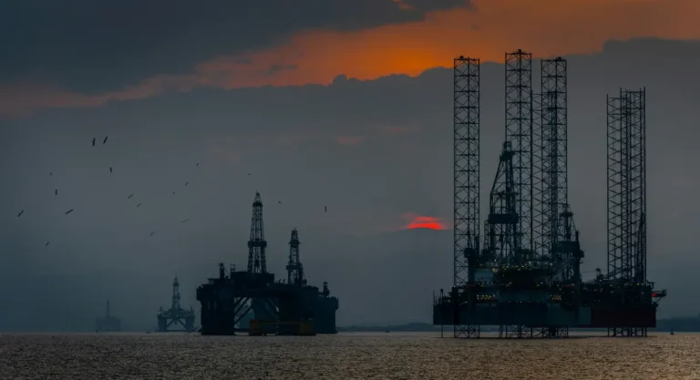 Opep+ Aumenta Produção de Petróleo, Mas Tensão no Estreito de Ormuz Ameaça Alívio nos Preços Globais