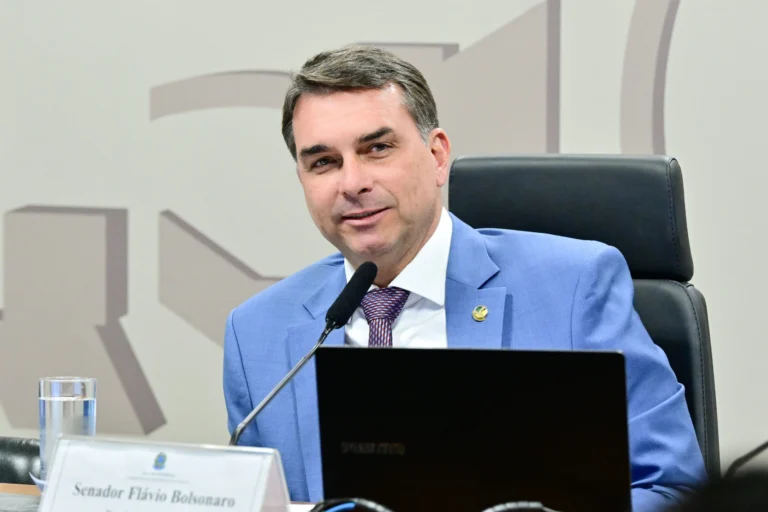 Flávio Bolsonaro promete castração química e redução da maioridade penal se eleito e mira eleitorado do agro