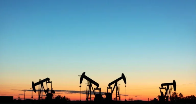 Petróleo em Montanha-Russa: Guerra EUA-Irã Ameaça Estreito de Ormuz e Preços Disparam, Mas Oferta Global Resiste por Enquanto