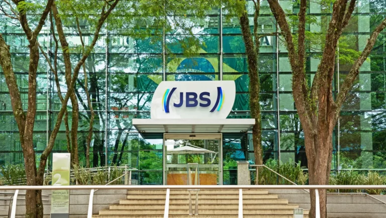 JBS fecha 2 fábricas nos EUA: Entenda o impacto da menor oferta de gado e os planos da gigante da carne