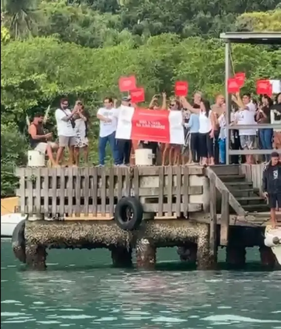 Protestos e Queima de Totens na Ilha Grande: Moradores Rejeitam Nova Taxa de Turismo em Angra dos Reis