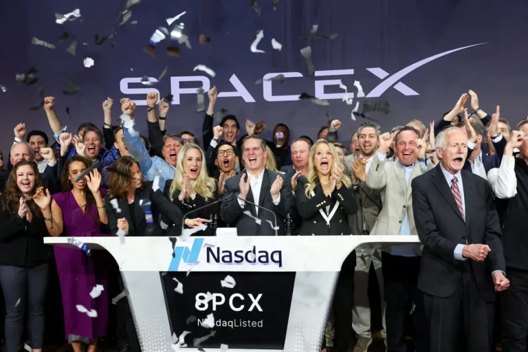 Torcedores Brasileiros em Nova York se Surpreendem com Alvoroço da SpaceX na Bolsa de Valores Durante a Copa do Mundo
