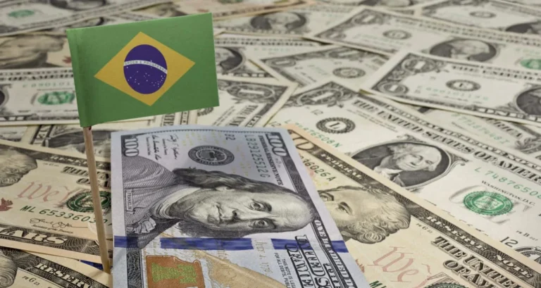 Dólar despenca para R$ 5,06 com acordo EUA-Irã à vista, marcando a maior queda semanal do ano e aliviando tensões globais