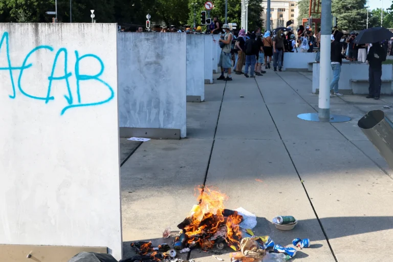 Gás Lacrimogêneo na Fronteira: Polícia Suíça Reage a Ataque à ONU Durante Protesto Contra Cúpula do G7 na França