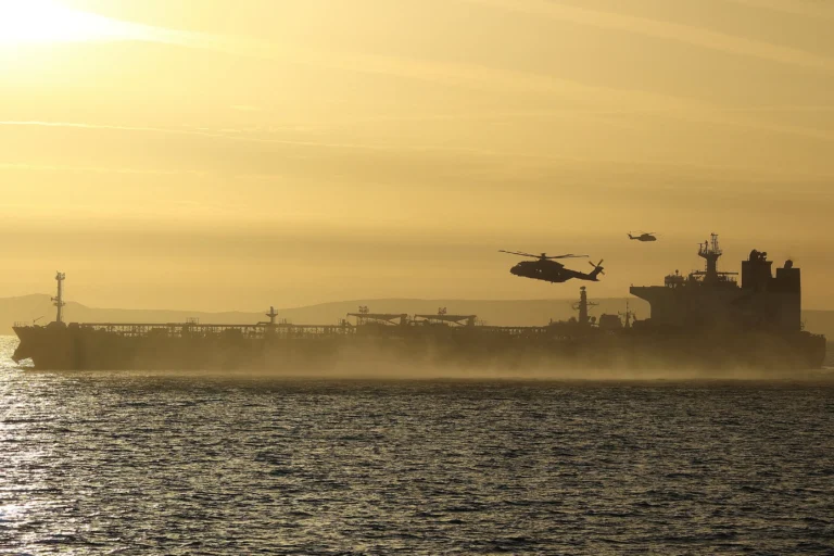 Forças Britânicas Capturam Petroleiro Fantasma Russo no Canal da Mancha em Operação Histórica Contra Financiamento de Guerra