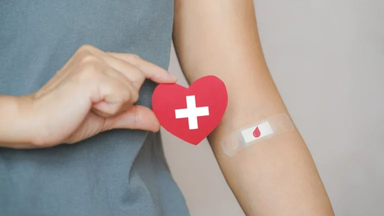 Dia Mundial da Doação de Sangue: Entenda o ‘pulo do gato’ na folga garantida pela CLT para doar sangue e os benefícios extras