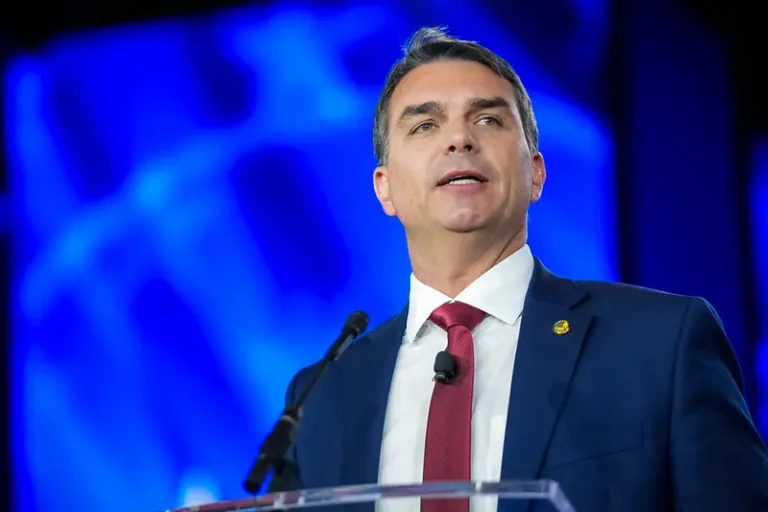 Flávio Bolsonaro defende Bolsa Família e isenção de IR até R$ 5.000, prometendo estabilidade social